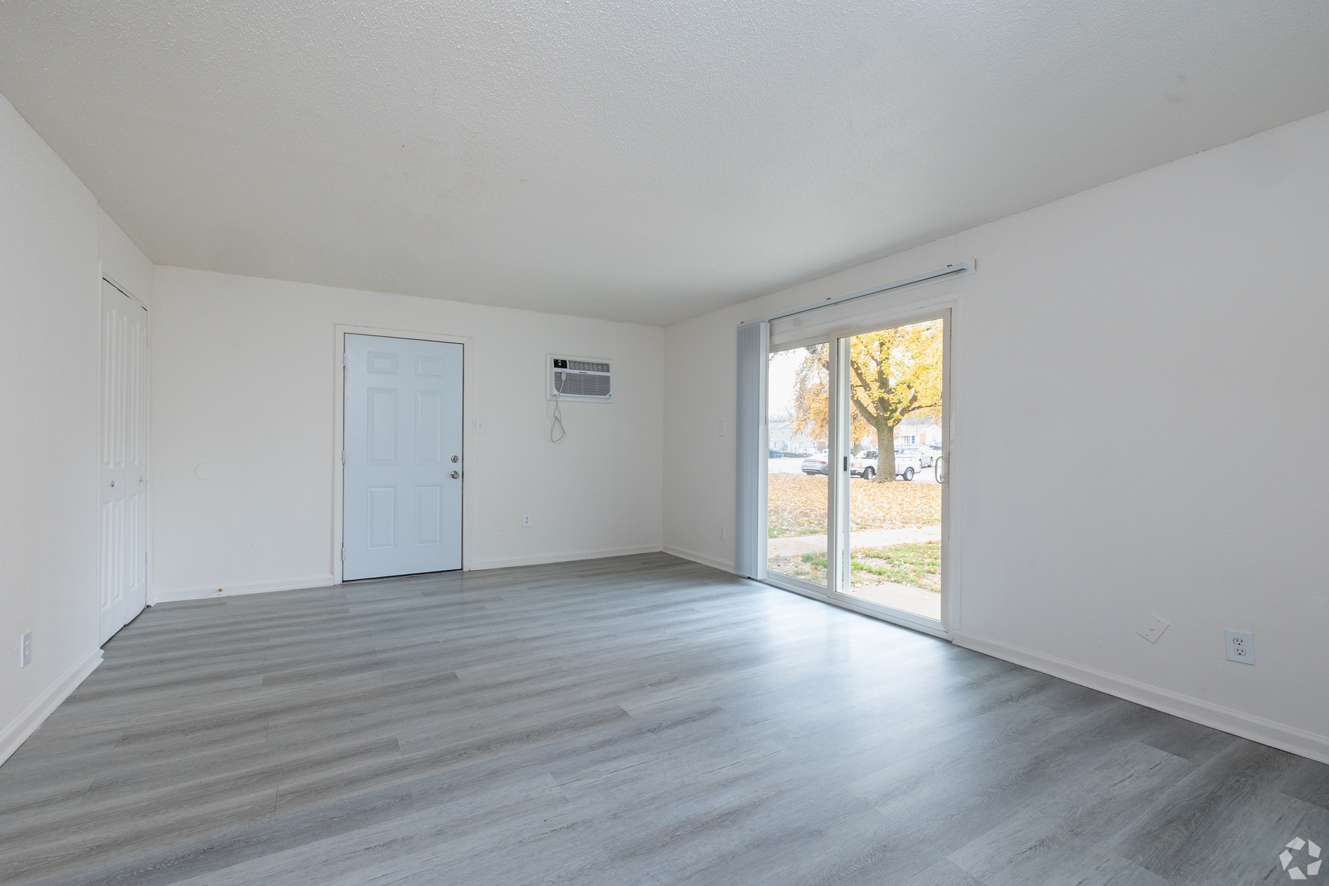 Windham Chase Apartments one bedroom apartment interior in Saint Louis Missouri